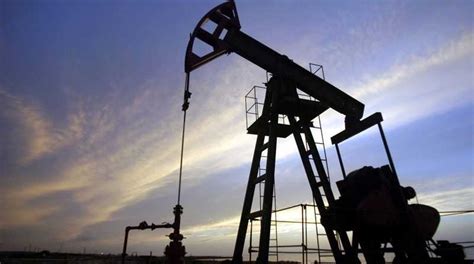 El petróleo de Texas baja un 1 5 y cierra en los USD 76 11 el barril