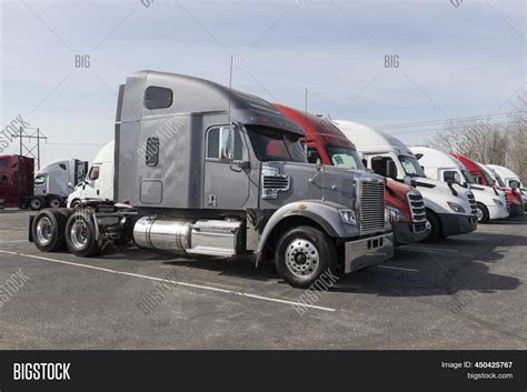 Freightliner Semi Image & Photo (Free Trial) | Bigstock