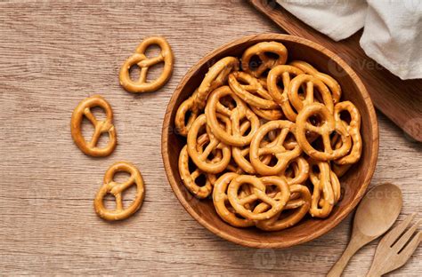 Topo Vis O Ou Plano Deitar Mini Salgado Pretzel Dentro Uma De Madeira