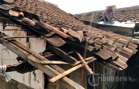 Puluhan Rumah Di Desa Bojong Malaka Rusak Disapu Angin Kencang Foto