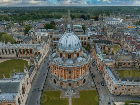 Aerial view over the city of Oxford with Oxford University. 26175764 ...