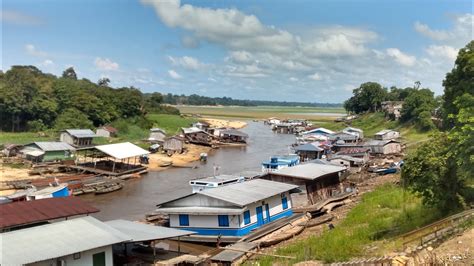 CIDADES DA AMAZÔNIA Flutuantes e orla da cidade de Maraã Margem do