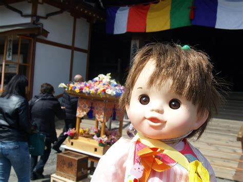 おはようございます 川崎市は花曇りの朝をむかえました 今月の8日は花祭り お釈迦様のお誕生日 弘明寺に花御堂がありました 花御堂とぽぽちゃん