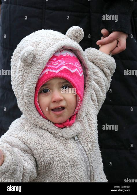 Refugee Girl Hi Res Stock Photography And Images Alamy