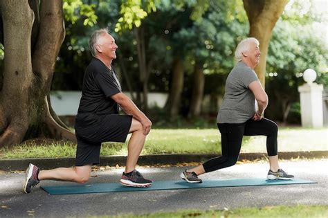 Una pareja de adultos mayores caucásicos haciendo ejercicio en el