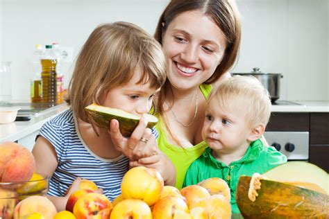 Comer frutas enteras La mejor opción para familias saludables EROSKI