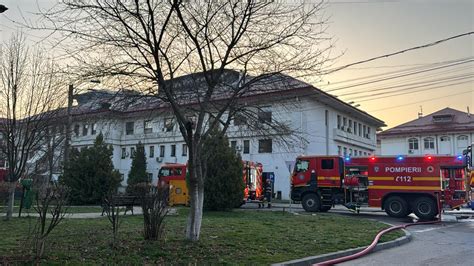 Incendiu Violent La Judec Toria Cornetu Cu Ma Ini De Pompieri La