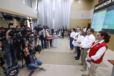 Mandataria Dina Boluarte Junto A Ministros De Estado Brindan