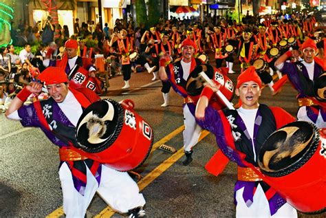 写真：勇壮な舞 終わらぬ夏／全島エイサー開幕 道じゅねー盛況 沖縄タイムス＋プラス