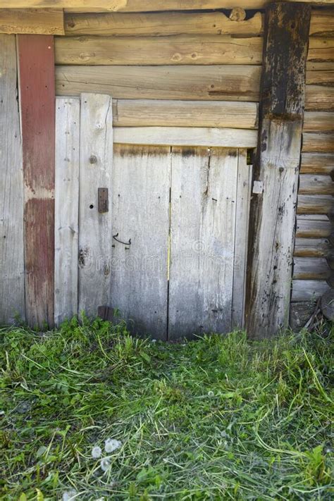 Une Porte En Bois Sur L Ancien Mur En Bois D Une Cabane En Rondins