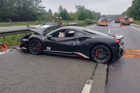 Schleuder Crash Auf A Ferrari Kracht Beim Berholen In Leitplanke Und