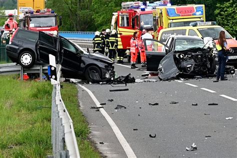 Tödlicher Unfall in Mittelsachsen Autos krachen auf B175 zwischen