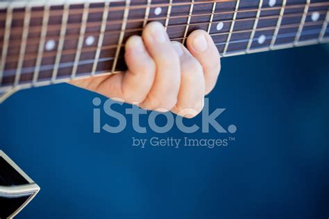 Spela Ackord På Gitarr Stockfoton FreeImages