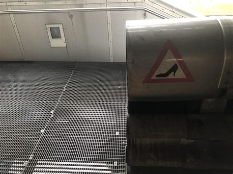 This sign warning high heel wearers about the perils ahead : r