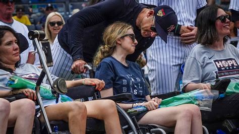 MLB's Sarah Langs, who has ALS, honored at Yankees game - ESPN