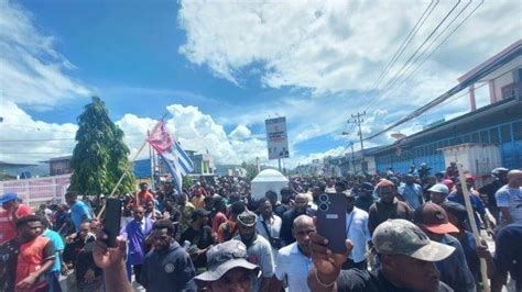 Gubernur Papua Dilempari Batu Begini Kondisi Mencekam Arak Arakan