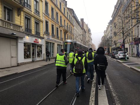 Gilets Jaunes Emmanuel Macron Annonce Une R Ponse Intraitable Aux