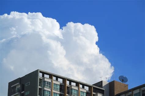 Nubes De C Mulo Hinchadas Mullidas Blancas En El Cielo Azul Vivo Sobre