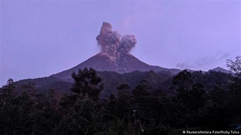 Indonesia volcano Mount Merapi erupts, spews ash | News | DW | 03.03.2020