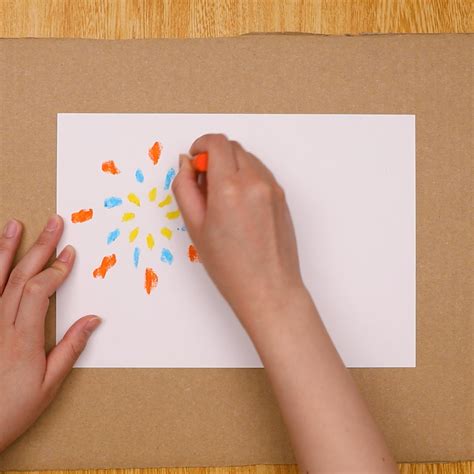 【動画】絵の具を重ねて浮き上がる、はじき絵花火の作り方 | 保育士の転職・採用は【保育士バンク！】