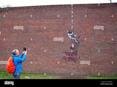 Lœuvre De Banksy Qui A été Peinte Sur Le Côté De Lancienne Prison De