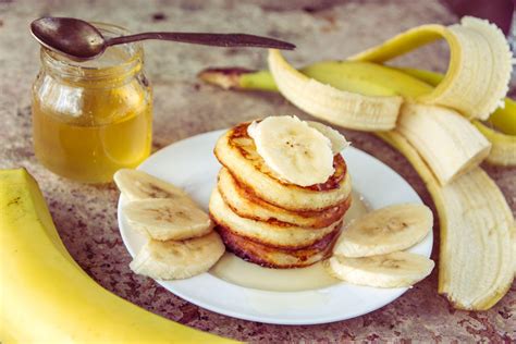 Puszyste racuchy z bananami Szybki i prosty przepis na śniadanie lub