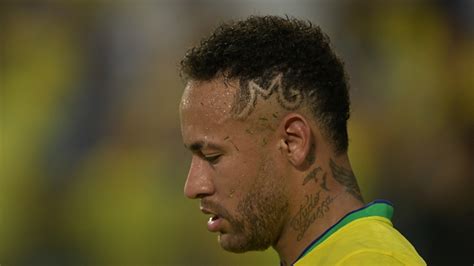 Neymar passa por exames tem lesão no ligamento do joelho e não joga