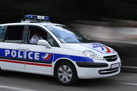 Deux voitures de police se percutent lors d une intervention à Paris