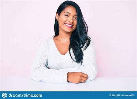 Bella Joven Latina De Cabello Largo Con Ropa Casual Sentada En La Mesa Con Aspecto Positivo Y