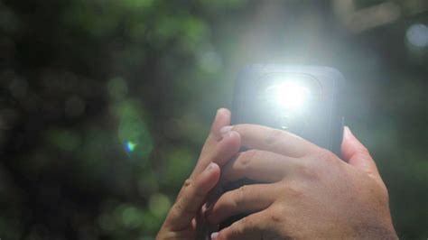 How To Turn On The Flashlight On Android