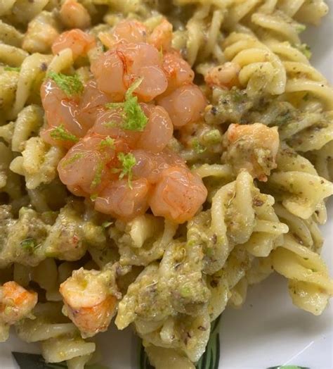 Fusilli Al Pesto Di Pistacchio Tartare Di Gambero Rosso E Lime