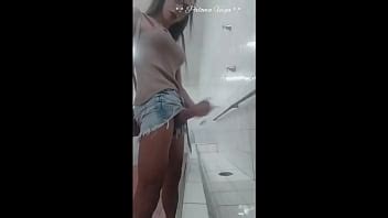 Paloma Veiga Dans La Salle De Bain De La Salle De Gym Pipi XVIDEOS
