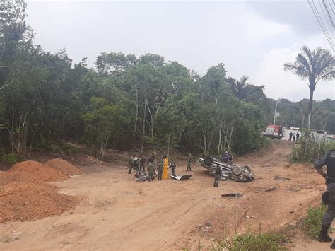 Policiais ficam feridos após viatura da PM capotar na AM 010 em Manaus