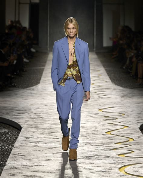 Versace Ss Donatella Goes To Archives For Milan Fashion Week