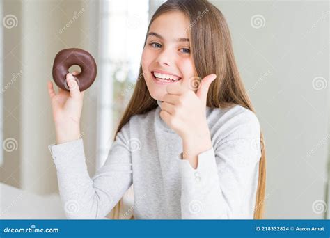 Hermosa Jovencita Vistiendo Comiendo Un Donut De Chocolate Feliz Con