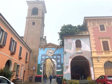 Visitare Dozza Il Borgo Dei Murales Myecohotels