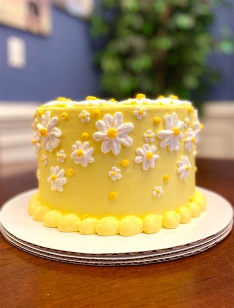 Simple Daisy Cake Daisy Cakes Cool Birthday Cakes Flower Cake Design