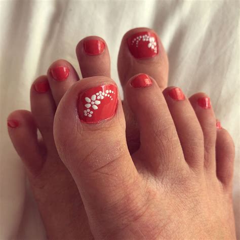 Flower Toe Nail Art In 2021 Toe Nail Flower Designs Flower Toe Nails