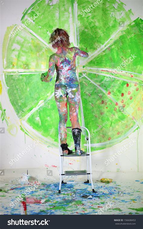 Naked Girl Covered Paint Standing On Stok Foto Raf Imdi D Zenle