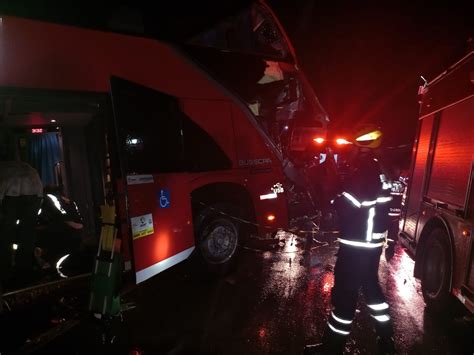 Motorista Morre E 12 Ficam Feridos Em Batida Entre ônibus E Caminhão Em