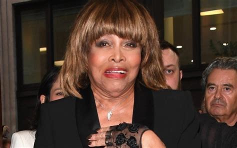 Morte E Sofrimento Morte E Sofrimento Tina Turner Mostra Momento Em