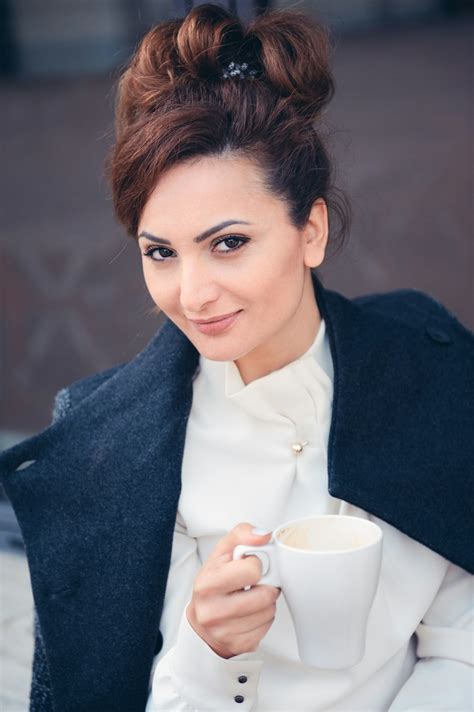 Femme En Blazer Noir Tenant Une Tasse En Céramique Blanche Photo