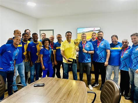 Colo Colo entrega medalha de campeão ao Prefeito Mário Alexandre em