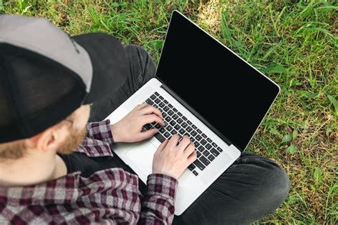 Un Hombre Que Usa Una Computadora Port Til Con Pantalla En Blanco