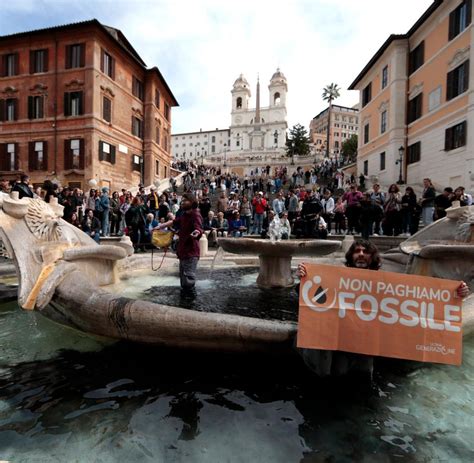 Roma Attivisti Per Il Clima Tingono Di Nero L Acqua Della Famosa Fontana