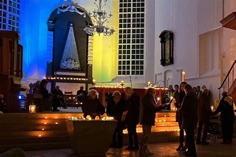 Lief Gebaar Steek In Deze Kerk In Almelo Een Kaarsje Aan Voor Een