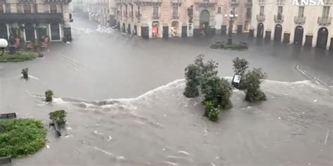 Nubifragio A Catania Strade Come Fiumi Travolte Auto E Persone Le