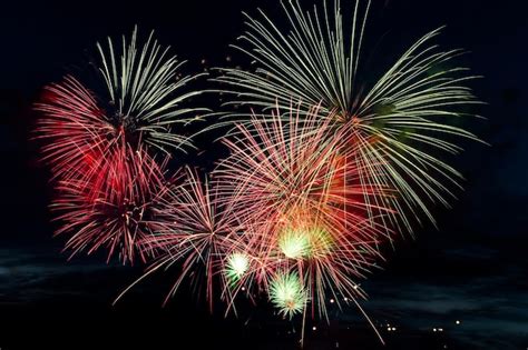 Fogos de artifício coloridos em fundo preto conceito de celebração e