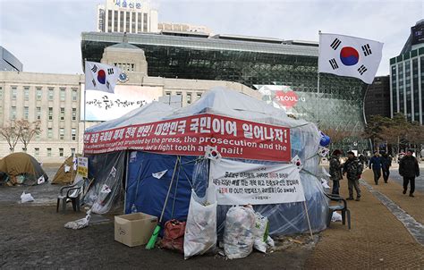 서울광장에 설치된 탄핵반대 노숙텐트 포토 민중의소리