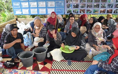 Pelatihan Hidroponik Bagi Anggota IWK Vokasi UI Di Desa Agro Eduwisata